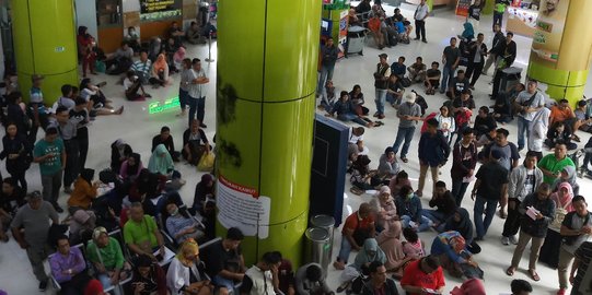 Tunggu kedatangan kereta, pemudik rela 'ngemper' di Stasiun Gambir