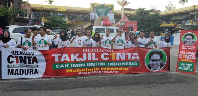 relawan c1nta madura mengadakan takjil c1nta di jalan utama kota sumenep