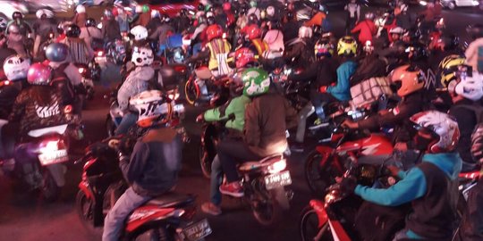 Sepeda motor mulai padati jalur Kalimalang