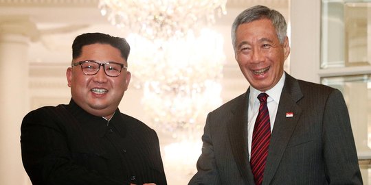Kim Jong-un bertemu PM Singapura, saling jabat erat dan senyum hangat