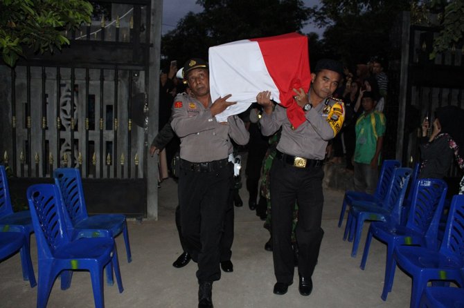 prosesi pemakaman anggota tni yang ditusuk brimob di tempat biliar