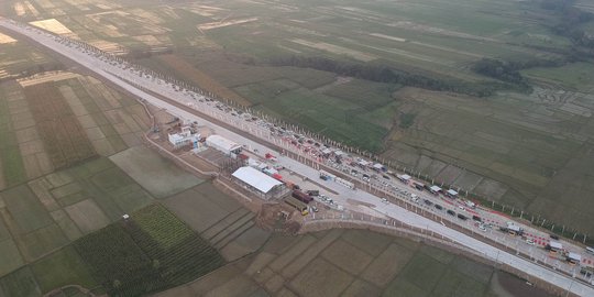 Pemandangan udara Gerbang Tol Kertasari saat dipadati pemudik