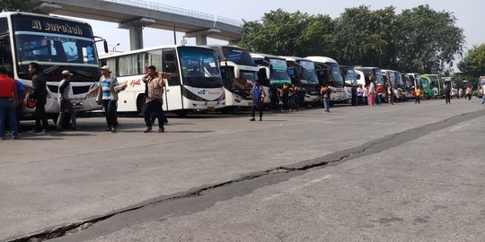 H-5 Lebaran puncak mudik dari Terminal Rambutan, penumpang menurun