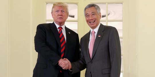 Ekspresi Trump ketika disambut PM Singapura