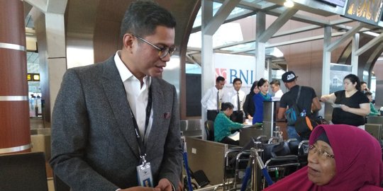 Sambangi Bandara Soetta, Bos Garuda bagi-bagi coklat ke penumpang