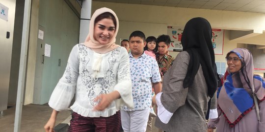 Jelang Lebaran 2018, keluarga bawa makanan dan baju jenguk tahanan KPK