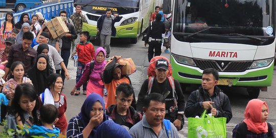 Keren, pedagang asongan di Terminal Rambutan patungan belikan tiket bus buat ibu ini