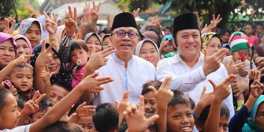 Pulang kampung, Ketua MPR Zulkifli Hasan bagi-bagi THR di Desa Pisang