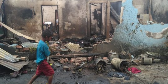 Ditinggal penghuni belanja buat Lebaran, rumah di Palembang ludes terbakar