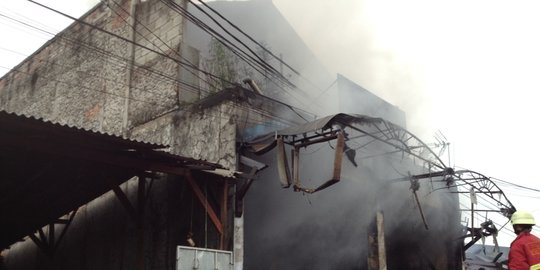 Korsleting listrik, tiga rumah di Kompleks Marinir Cilandak terbakar