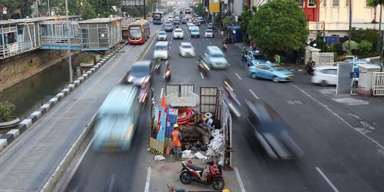 Proyek galian listrik bikin sempit Jalan Gajah Mada