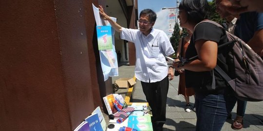Pria Jepang jualan bendera Korea Utara dan Amerika di kawasan KTT Trump-Kim Jong-un
