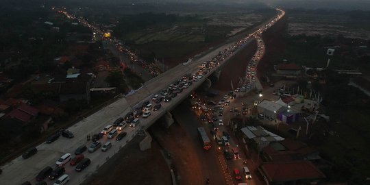 Pantauan udara padatnya pemudik di tol fungsional Batang-Semarang