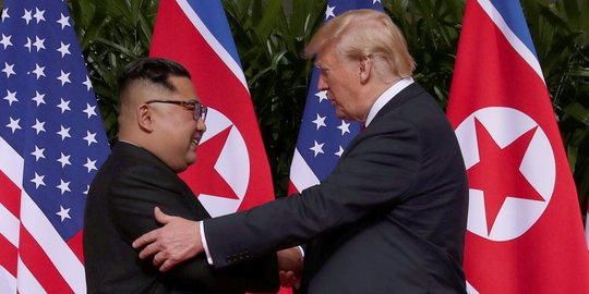 Momen saat Trump dan Kim Jong un saling berjabat tangan