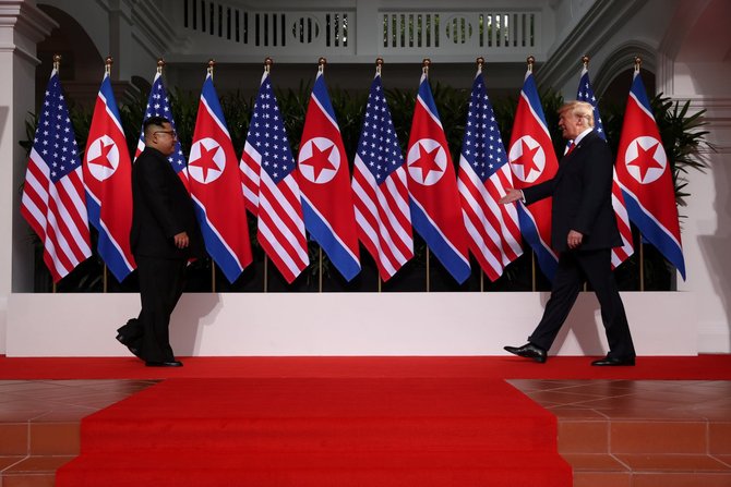 kim jong un bersalaman dengan trump