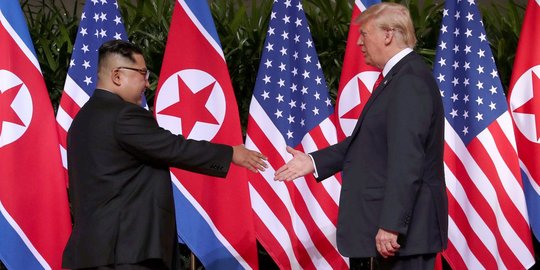 Momen bersejarah Kim Jong-un dan Trump saat bersalaman