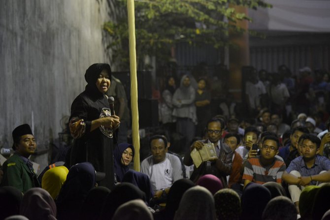 tri rismaharini menggelar sahur bersama dengan warga di perkampungan muteran