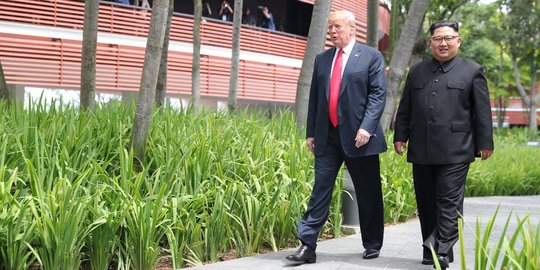 Kemesraan Kim Jong-un dan Donald Trump jalan berdua di halaman hotel