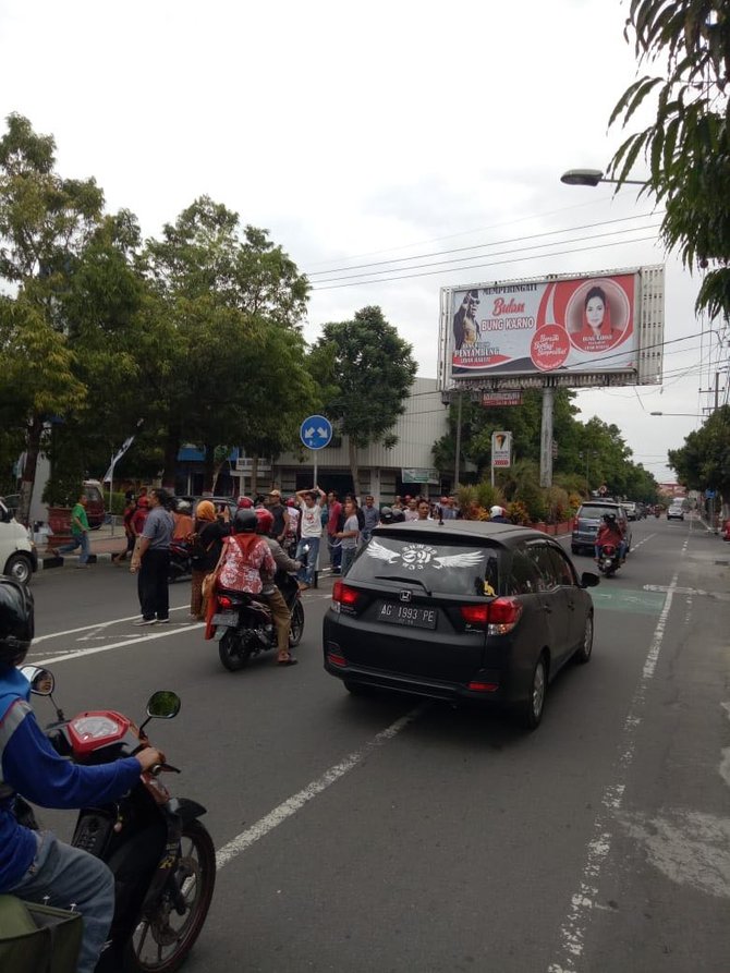 panwaslu mau turunkan baliho bulan bung karno