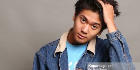 Demi DVD 'DILAN 1990', Iqbaal Ramadhan jadi pelayan di 