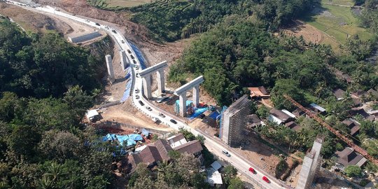 Antrean kendaraan pemudik lewati tanjakan tol fungsional Salatiga-Kartasura