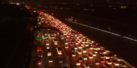 Kurangi antrean di Tol Cikampek, kendaraan dialihkan keluar GT Cikarang Barat 3