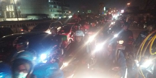 H-3 Lebaran, jalur Kalimalang dipadati pemudik motor dan Cikampek padat merayap