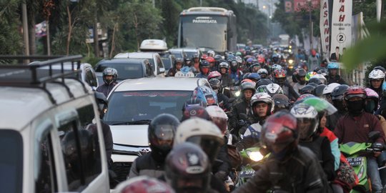 Usai Subuh, ribuan pemudik sepeda motor serbu jalur Kalimalang