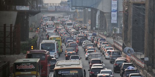 Ribuan kendaraan pemudik terjebak kemacetan parah di ruas Tol Cikampek