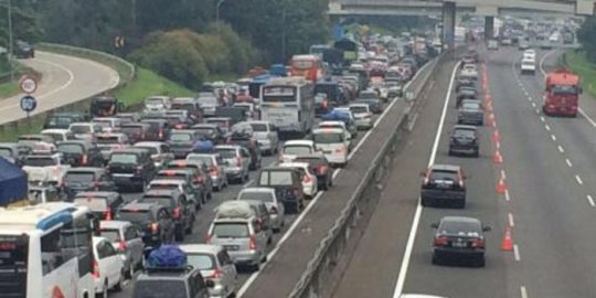 Tol Cikampek masih macet, contraflow diberlakukan hingga 32 kilometer