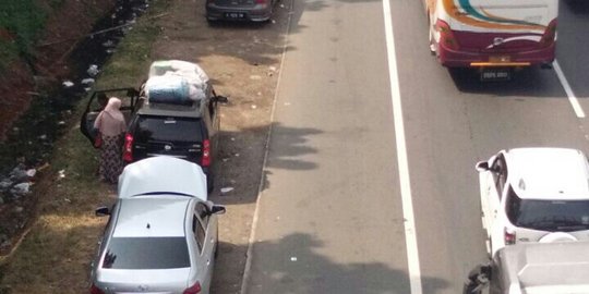 Tol Cikampek macet, pemudik istirahat di bahu jalan