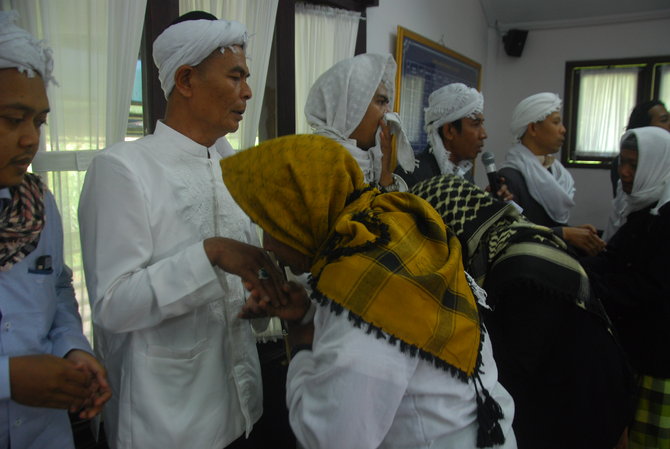 jemaah tarekat naqsyabandiyah al kholidiyah melaksanakan kegiatan shalat ied