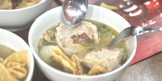 Mencicipi bakso jumbo dengan aneka filling di Bakso Nawak