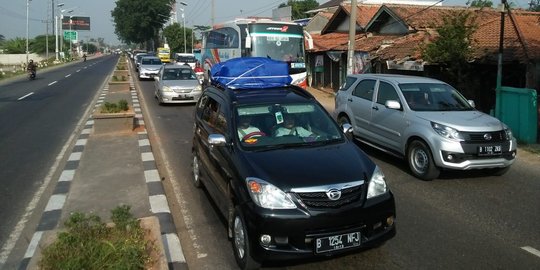 Cerita pemudik terjebak macet semalaman di tol Cikampek dan arteri Pantura