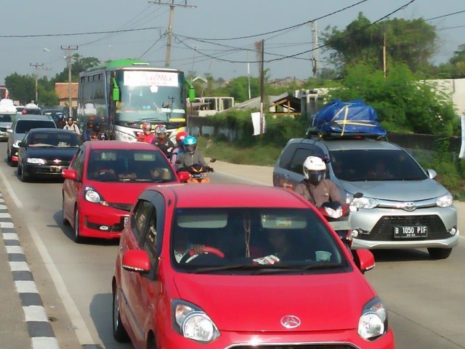 arus mudik di jalan pantura karawang padat