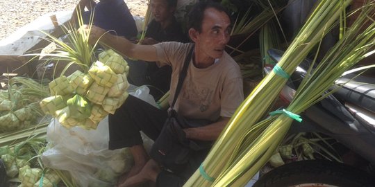 Jelang Lebaran, pedagang cangkang ketupat mulai serbu Pasar Cikampek