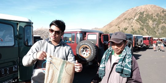 Prihatin sampah di Bromo, anak Puti Guntur bagikan karung sampah ke sopir jip