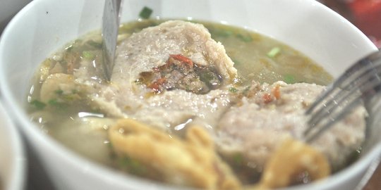 Menikmati semangkuk bakso nendang bersama teman-teman di Bakso Nawak