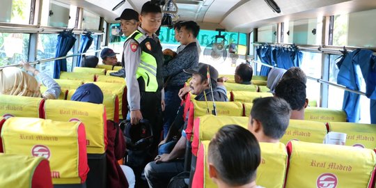 Ambil dompet perempuan di atas bus, tiga pencopet langsung diringkus