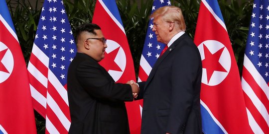 Apa arti jabat tangan Kim Jong-Un dan Donald Trump?