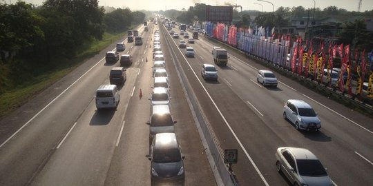 Polisi berlakukan contra flow dan buka tutup rest area di Tol Cikampek