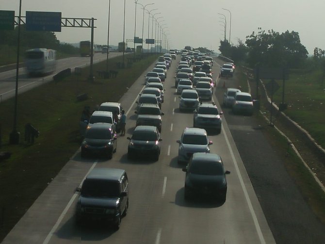 macet jalan tol jakarta cikampek