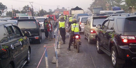 Ngotot masuk rest area sudah penuh, salah satu sebab Tol Jakarta-Cikampek macet parah
