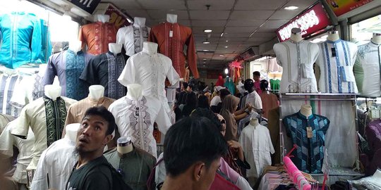 Pedagang keluhkan ramainya Pasar Tanah Abang tapi penjualan malah anjlok