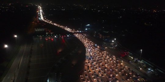 Kawanan bencong beraksi di kemacetan Tol Cikampek, gasak HP dan uang pemudik