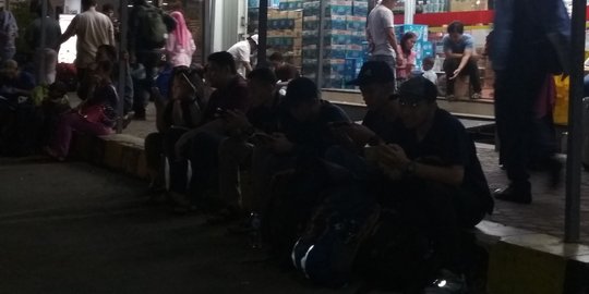 Buang kebosanan, pemudik di Stasiun Pasar Senen pilih main Mobile Legend