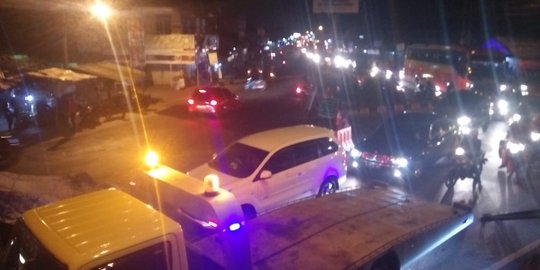 Dampak pengalihan arus tol, lalu lintas di Jomin dan Pantura tersendat