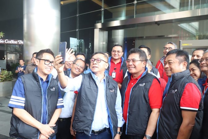 ketua mpr zulkifli hasan di kantor pusat telkom tower jakarta