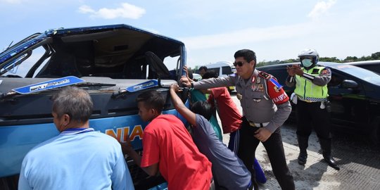 Jenderal ini turun langsung evakuasi korban kecelakaan di jalan tol