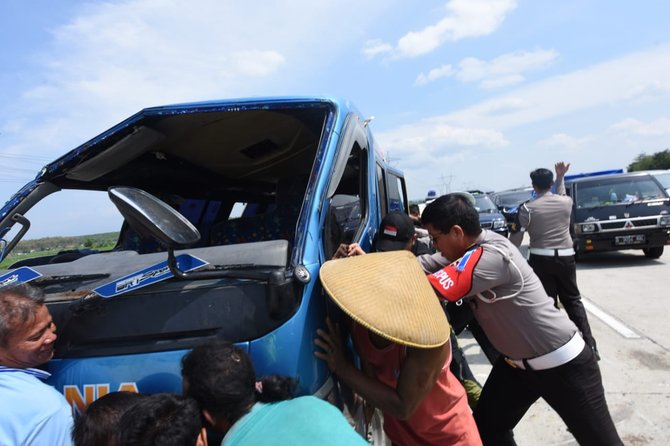 kakorlantas bantu evakuasi korban kecelakaan di tol pejagan pemalang